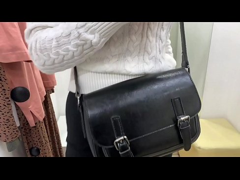 ❤️ Јавна мастурбација на младата кучка FeralBerry со дилдо во фитинг просторијата ️❌  Секс на mk.taxiklass.ru ️❤